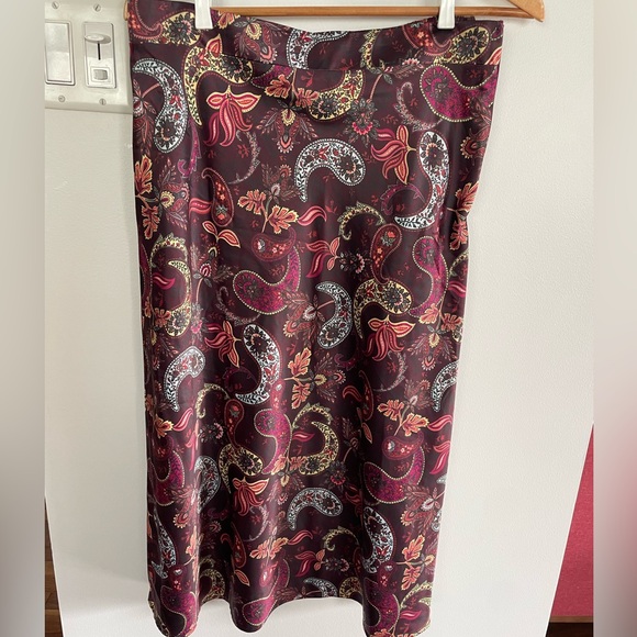 NWOT Gorgeous 100% polyester skirt - Picture 1 of 9